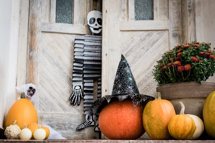 57 Spooktacular Outdoor Halloween Decoration Ideas to Transform Your Space